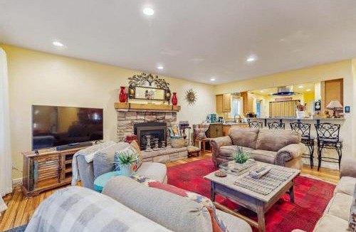 Tahoe Island House | Relaxing Dog-friendly home with gas grill & private fenced yard - close to marina