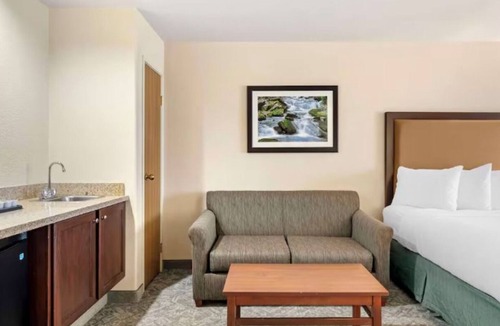 Eagle Hotel | Relaxing Eagle Retreat | 1 Unit | Heated Pool