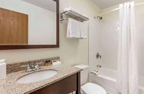 Eagle Hotel | Relaxing Eagle Retreat | 1 Unit | Heated Pool