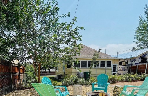 Palisade House | Renovated bungalow steps to downtown, 2 bikes, firepit, desk, family-friendly!