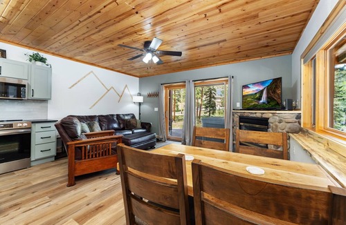Fall River Estates Condo | Renovated Fall River Escape Private Hot Tub