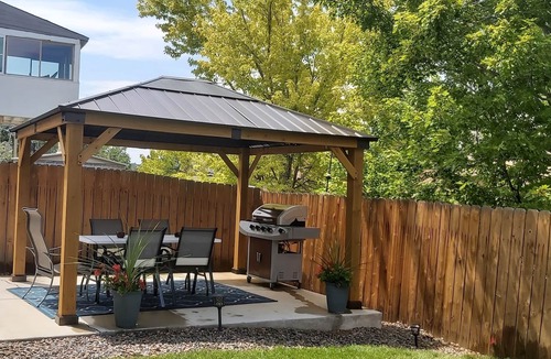 Seven Hills House | Renovated ,Private,quiet,comfy,clean 3 bds house