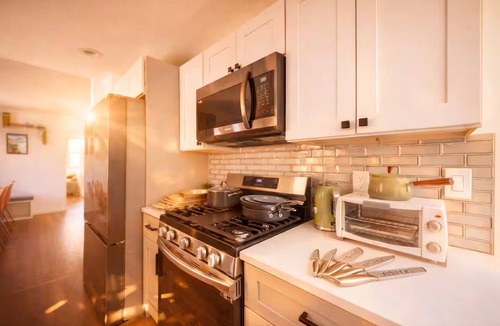 Scenic Heights House | Retro oasis w/private pickleball & sauna, close to Red Rocks & CO ski mountains