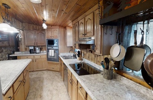 Red River House | Ridgeview Lodge - In Town - Jacuzzi Bathtub - Fenced Yard