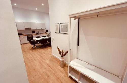 Nord-Mitte Apartment | Riesiges City Loft - Billiard, Dart und 85 Zoll TV