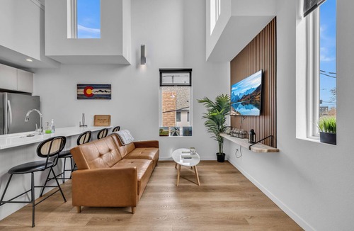 Cole House | Rino Private Rooftop - Art District Location. Walk To Everything!