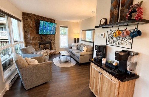 Fraser Condo | River View Chalet - Bike, Flyfish & Bus Route to Concerts