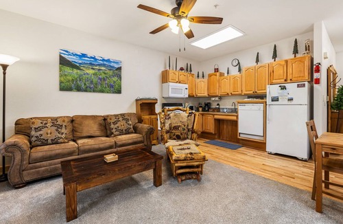 Fall River Estates Condo | River Views Private Hot Tub Close to RMNP