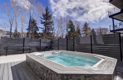 Willow Grove Apartment | River West 515