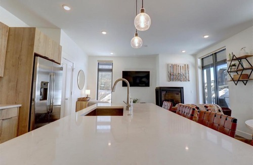 Willow Grove Apartment | River West 515