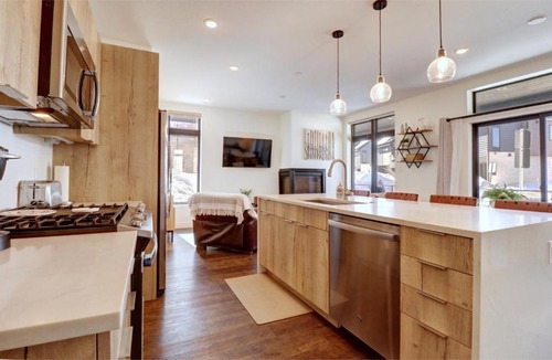 Willow Grove Apartment | River West 515