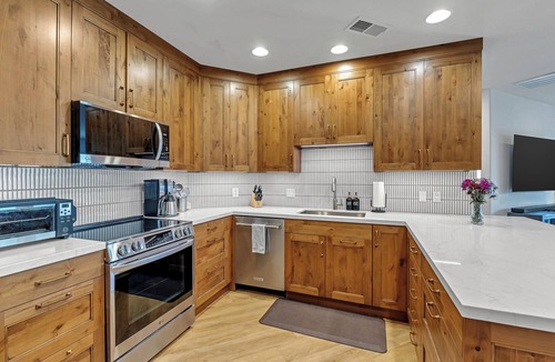 Edwards Condo | Riverfront Luxury- Minutes to Skiing+Garage+Walk to shops & restaurants!