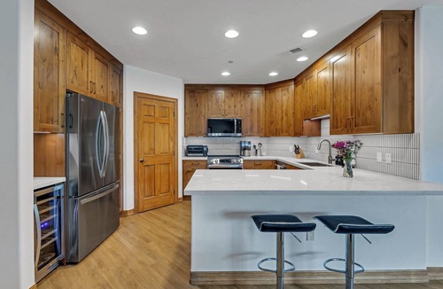 Edwards Condo | Riverfront Luxury- Minutes to Skiing+Garage+Walk to shops & restaurants!