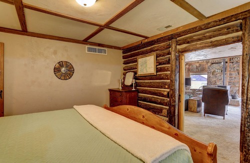 Lyons Cabin | Riverside Mountain Lodge Retreat - Historic Lodge