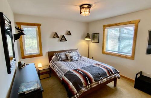 Indian Mountain House | Rocky Mt Cabin 2bed loft Hot Tub Amazing Views
