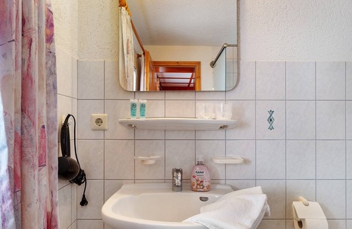 Wieden Apartment | Room 'Eckhof 2' with Shared Terrace, Shared Garden and Wi-Fi