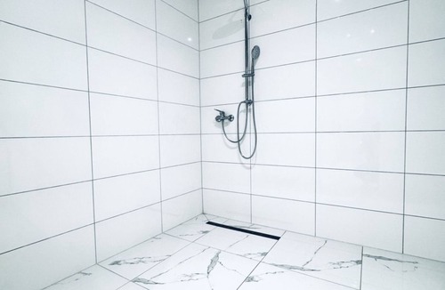 Liesing Apartment | Room for 2 in a 4BR Apt; Near Kaufpark Alterlaa