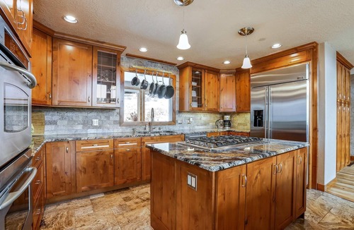 The Highlands House | Rounds Retreat: Stunning Views and Close to Town.