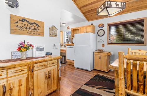 Estes Park Cabin | Run Away w/Me Cute 1 bed room cabin - Private hot tub - easy walk to downtown