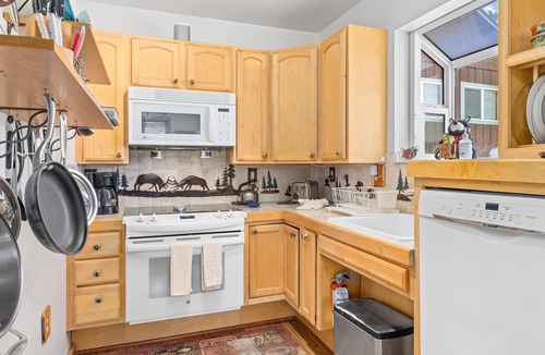 Estes Park Cabin | Run Away w/Me Cute 1 bed room cabin - Private hot tub - easy walk to downtown