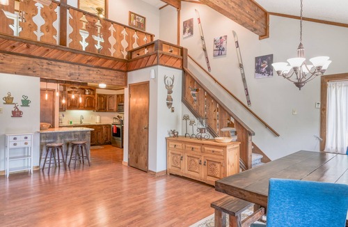 Red River House | Rustic getaway near skiing & town with fast WiFi, deck, grill, & private W/D