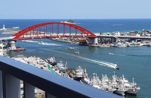 Sokcho Apartment | Samsung-Home11층 주니어스위트룸, Ocean & Lake view, Netflix O