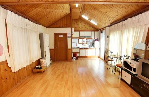 Ttanttuk House | Sarang Maeul Pension