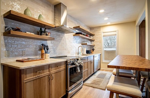 Warm Springs Condo | Sawtooth Ski Condo - Hot Tub + Walk to Ski Slopes!