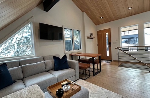 Vail Ski Chalet | Scandinavian 2BR Cozy Retreat,Steps to Shuttle, 12 Min to Vail Village