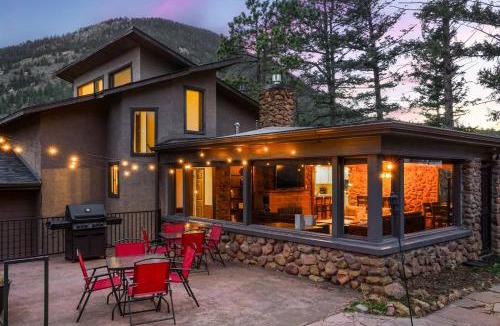Cascade House | Scenic 4BR Cabin with Hot Tub Sauna Sleeps 10