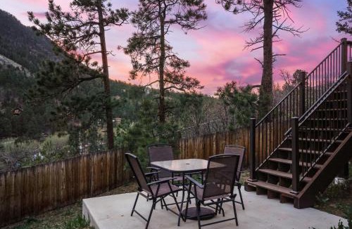 Cascade House | Scenic 4BR Cabin with Hot Tub Sauna Sleeps 10