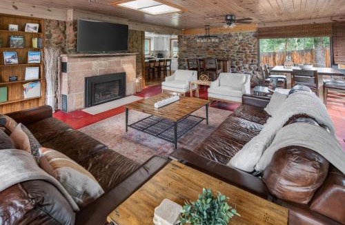 Cascade House | Scenic 4BR Cabin with Hot Tub Sauna Sleeps 10