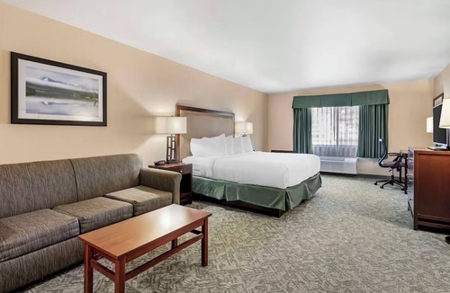 Eagle Hotel | Scenic King Bed Rooms Perfect for Couples Near Timberline Jeep Tours