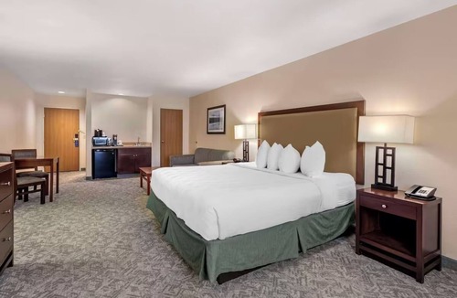 Eagle Hotel | Scenic King Bed Rooms Perfect for Couples Near Timberline Jeep Tours