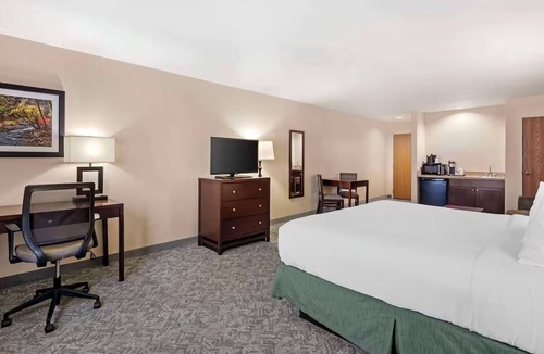 Eagle Hotel | Scenic King Bed Rooms Perfect for Couples Near Timberline Jeep Tours