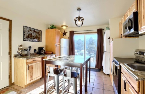 Twin Lakes Cabin | Scenic Mountainside Cabin with BBQ and Fast WiFi