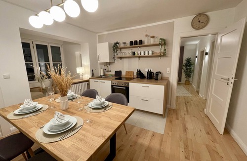 Josephsplatz House | Schwabing apartment with kitchen, conservatory and rain shower in the heart of Munich
