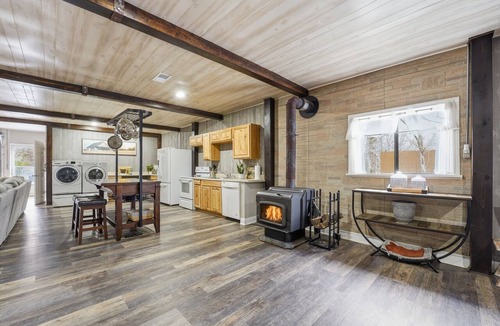 I-435 West KC-KS House | Secluded 15 Acres/Fire Pit/Hot Tub/Fishing Pond, Woods/Near Village West