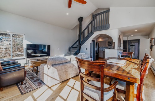 Alma House | Secluded Mountain Retreat Amazing Views and Hot Tub - Only 20 min from Breck