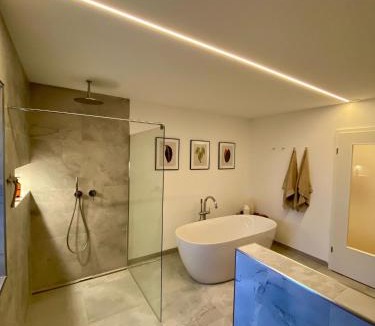 Spalt Apartment | Seenland-Studio I 75 qm I Boxspringbett I Garten I Luxus-Bad
