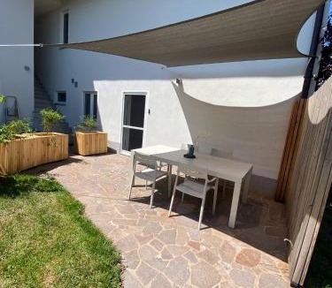 Spalt Apartment | Seenland-Studio I 75 qm I Boxspringbett I Garten I Luxus-Bad
