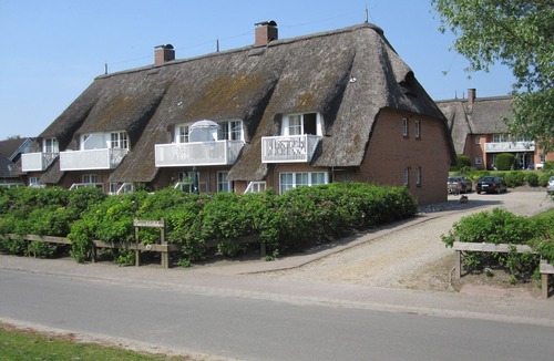 Busumer Deichhausen Apartment | Seeschlößchen Thatched Cottage, "Westmöwe" Vacation Rental, just 200 meters from the beach