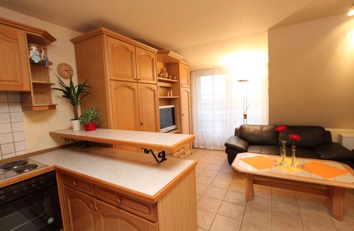Busumer Deichhausen Apartment | Seeschlößchen Thatched Cottage, "Silbermöwe" Vacation Rental, just 200 meters from the beach