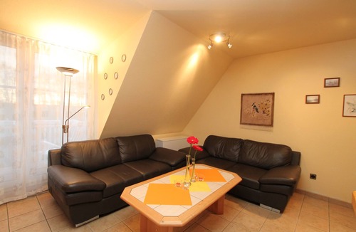 Busumer Deichhausen Apartment | Seeschlößchen Thatched Cottage, "Silbermöwe" Vacation Rental, just 200 meters from the beach