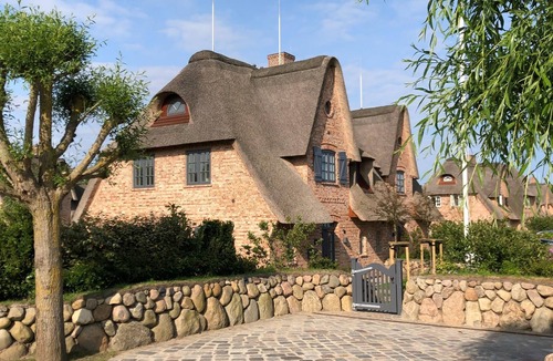 Archsum House | Semi-detached house under thatch in a clean, modern style with a great garden in Archsu