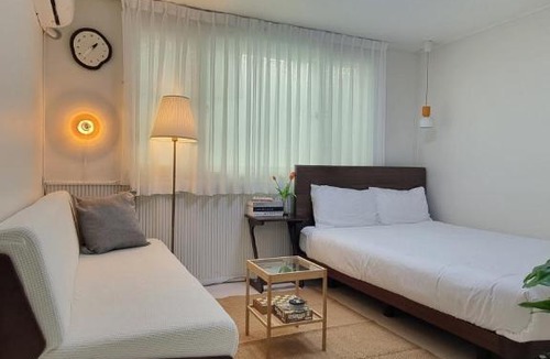 Amsail-tong Bed & Breakfast | Seoul #10minToJamsil #KSPO #OlympicPark #LotteWorldTower #AmsaStation #Gangnam #Seongsu #동대문 #명동#AsanMedicalCenter #SRT