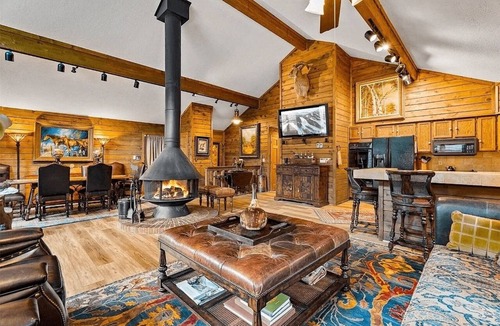 Blue River House | Serendipity Lodge: Cozy Home on the River - Private Hot Tub - New Pet Friendly Listing!
