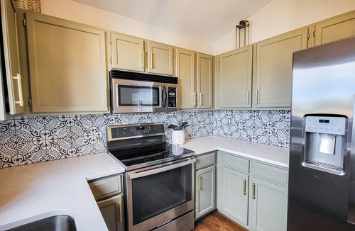 Berkley House | Serene 3bd House with Private Backyard Oasis