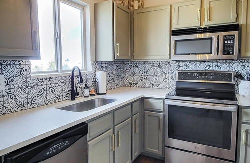Berkley House | Serene 3bd House with Private Backyard Oasis