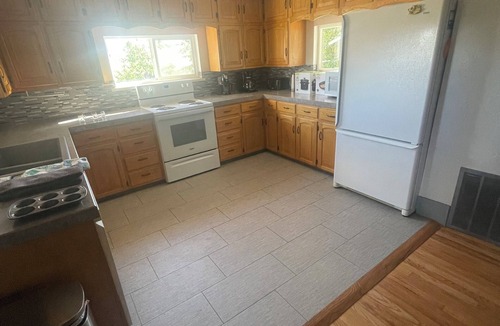 Lazear House | Serene farmhouse with AC in charming Olathe